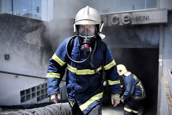 Φωτιά μαίνεται στο Μενίδι από χθες τα ξημερώματα