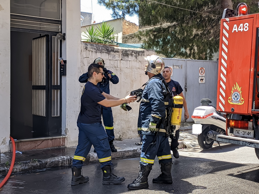 Νέο Ψυχικό: Φωτιά σε διαμέρισμα, χωρίς τις αισθήσεις της ανασύρθηκε μία γυναίκα