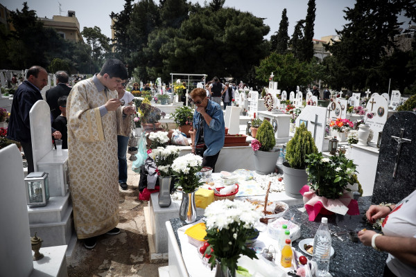 Δήμος ανάβει καντηλάκια σε μνήματα κατόπιν παραγγελίας