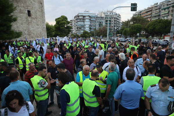 ΔΕΘ 2024: Οι ένστολοι κατέκλυσαν τον Λευκό Πύργο - «Χορτάσαμε από ψεύτικες υποσχέσεις»