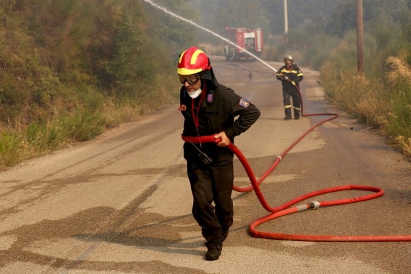 Μαίνεται η πυρκαγιά στην Αμφιθέα Αλεξανδρούπολης