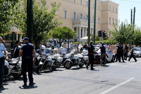 «Εισβολή» του «Ρουβίκωνα» στη Βουλή - Ελεύθεροι με εντολή Βούτση