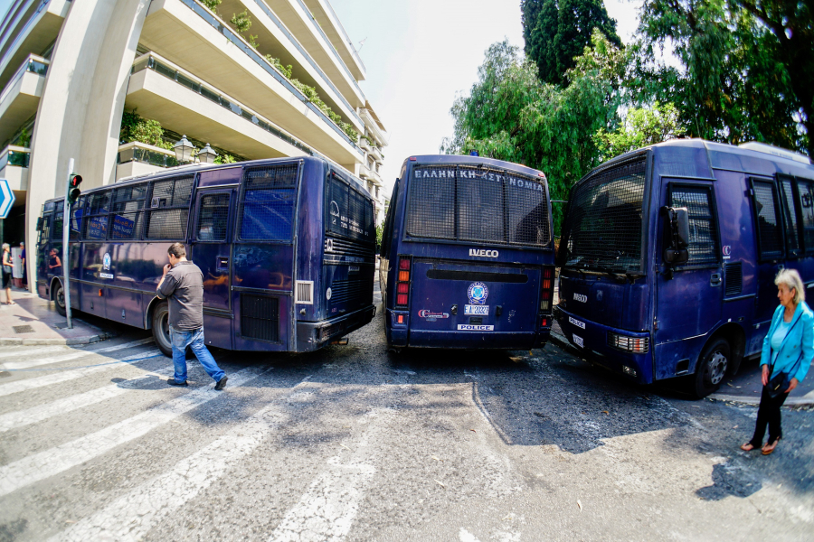 Φρούριο από κλούβες το Μαξίμου για τη συναυλία για τα Τέμπη