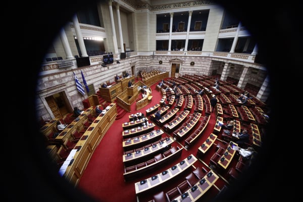 Ψηφίστηκε νομοσχέδιο για τα ανασφάλιστα οχήματα και η τροπολογία για τη ΛΑΡΚΟ