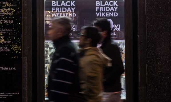 Η ελληνική «ντεμί» Black Friday με ουρές και «ποδοπατημένους» υπαλλήλους