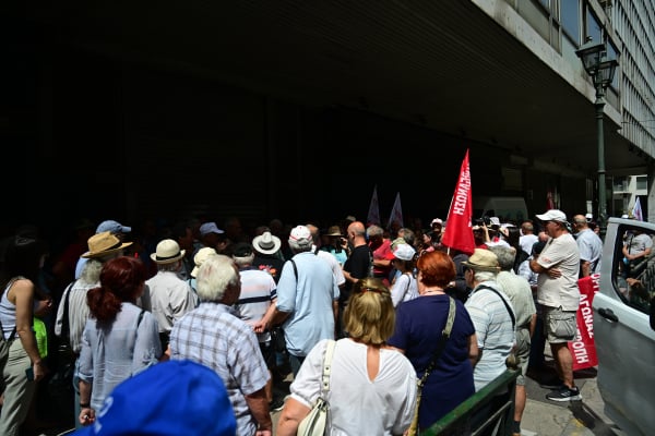 Δυσάρεστες ειδήσεις για τις συντάξεις ψαλιδίζουν τις αυξήσεις