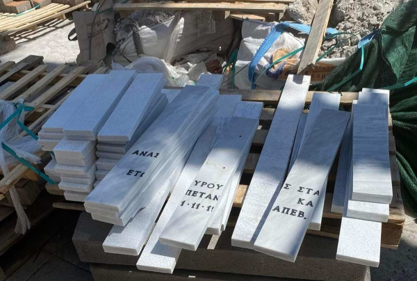 Αλαλούμ στην Καλαμάτα με μαρμάρινες πλάκες από νεκροταφείο για την ανάπλαση της Ναυαρίνου - Τι λέει ο δήμαρχος και ο εργολάβος