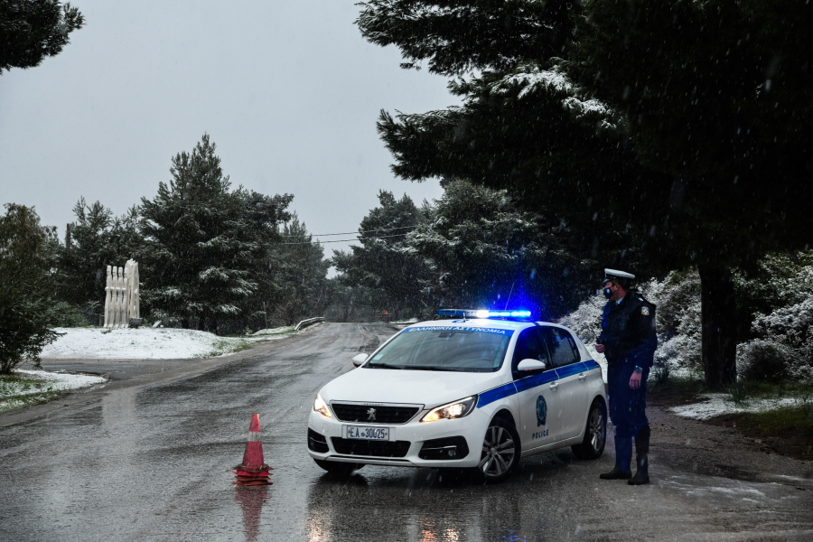 Σαρώνει η κακοκαιρία: Περισσότερες από 700 κλήσεις έλαβε η πυροσβεστική