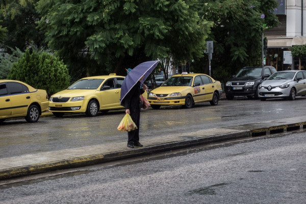 Καιρός σήμερα: Βροχερό το σκηνικό- Που θα χρειαστείτε ομπρέλα