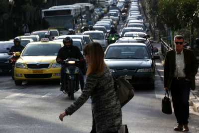 Έξτρα χαράτσι για χιλιάδες μισθωτούς από τα εταιρικά αυτοκίνητα - Στο απυρόβλητο οι βουλευτές