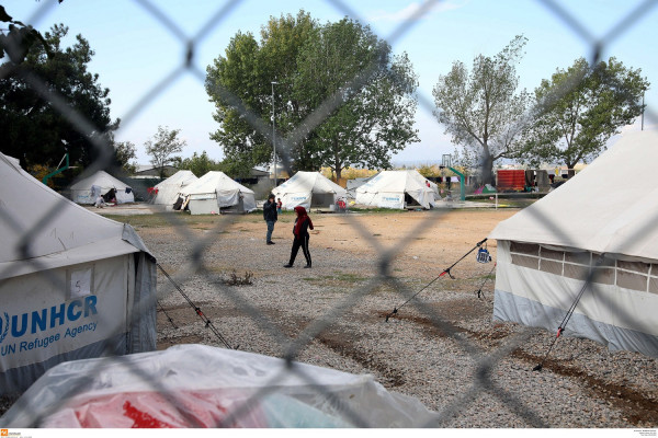 «Τα παιδιά ξεριζώνουν τα μαλλιά τους και θέλουν να πεθάνουν»: Συγκλονιστικό βίντεο του BBC για τη Μόρια (vid)