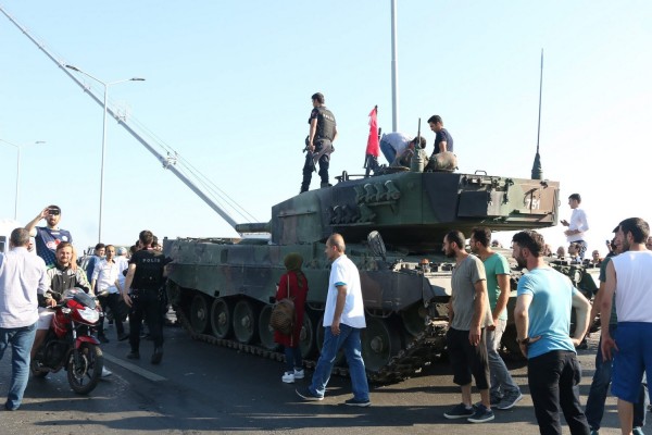 Τουρκία: Η κυβέρνηση Ερντογάν απορρίπτει τα περί ελεγχόμενης απόπειρας πραξικοπήματος