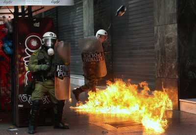 Επίθεση 80 ατόμων με μολότοφ σε διμοιρία των ΜΑΤ