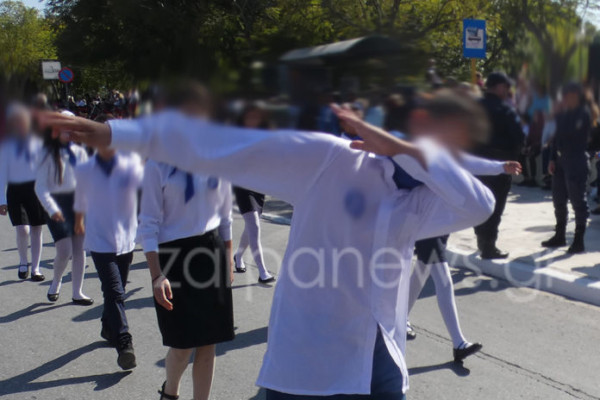 Μαθητής έκανε.. DAB μπροστά από την εξέδρα των επισήμων!