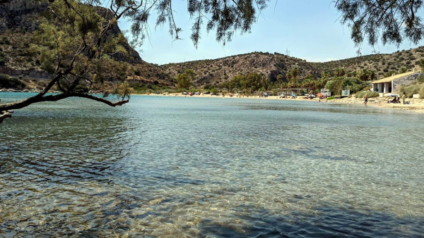 Η παραλία με τα ρηχά γαλαζοπράσινα νερά δίπλα στην Αθήνα