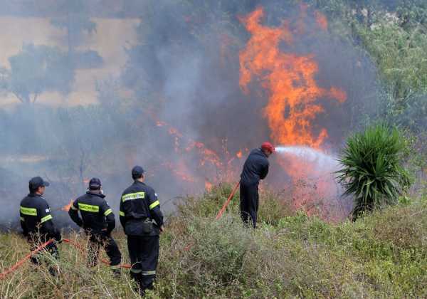 Μαίνεται για δεύτερη ημέρα η πυρκαγιά στην Σάμο