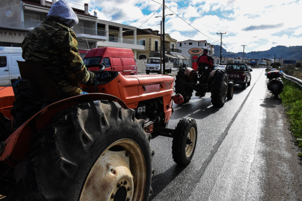 Ανοιχτό το ενδεχόμενο να «σφραγίσουν» με μπλόκα την Εθνική Οδό οι αγρότες