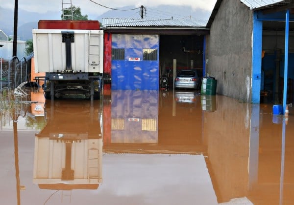 Στο έλεος της «Ευρυδίκης» η Σύμη: Χείμαρροι παρέσυραν οχήματα στο λιμάνι