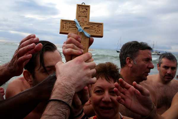 Με ιδιαίτερη λαμπρότητα εορτάστηκε ο αγιασμός των υδάτων στον Πειραιά