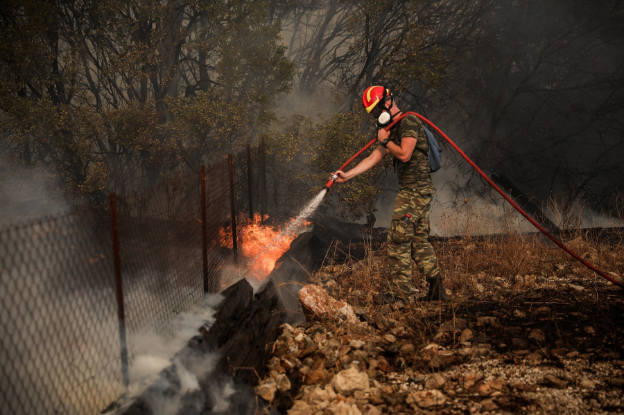 Φωτιά στη Βαρυμπόμπη: Νέο μήνυμα από το 112, εκκενώνεται το Ολυμπιακό Χωριό