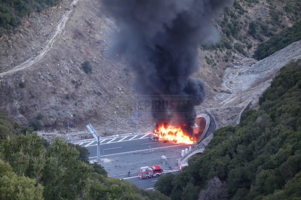 Νταλίκα τυλίχθηκε στις φλόγες στην Εγνατία Οδό [video]