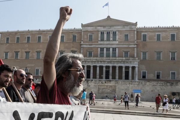 ΑΔΕΔΥ κατά Μητσοτάκη: Τους πολίτες ταλαιπωρούν οι πολιτικές που ο ίδιος ασκεί