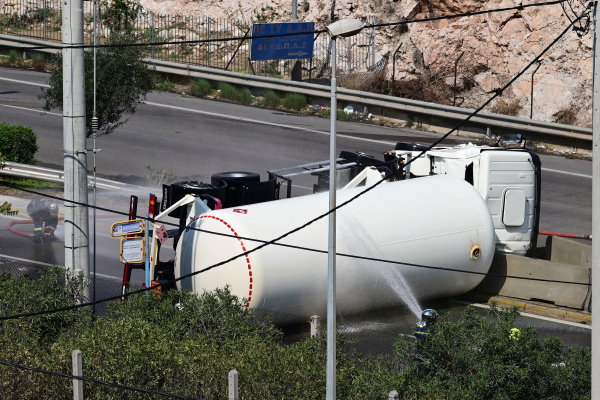 Ανατροπή βυτιοφόρου: Αποκαταστάθηκε η κυκλοφορία στη λεωφόρο Σχιστού