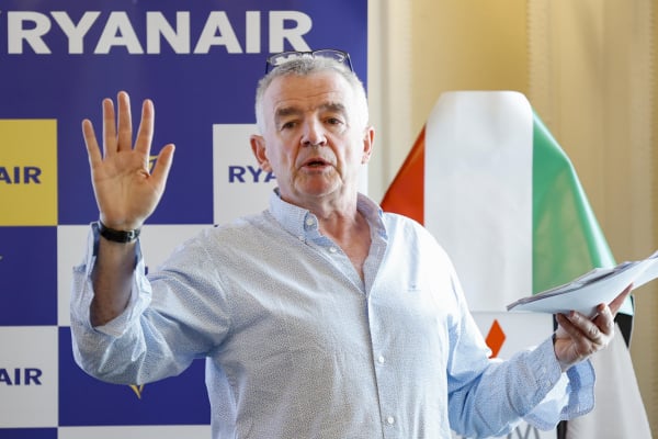 Όριο ποτών στα αεροδρόμια ζητά ο CΕΟ της Ryanair - Κάθε εβδομάδα βίαια επεισόδια σε πτήσεις λόγω αλκοόλ