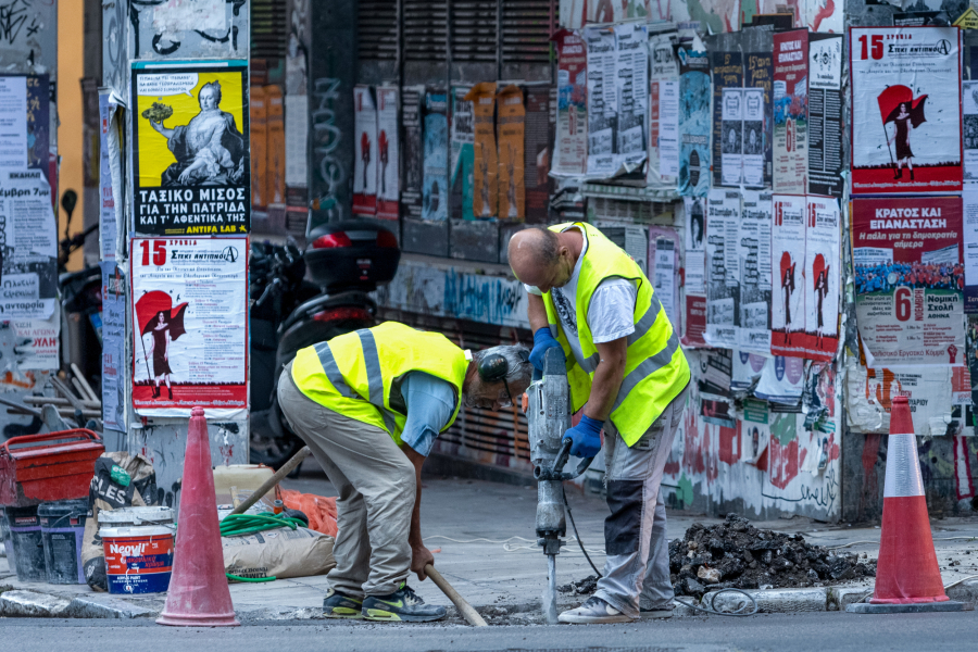 Καθίζηση στην οδό Κρεββατά στον Πειραιά – Πού έχει διακοπεί η κυκλοφορία