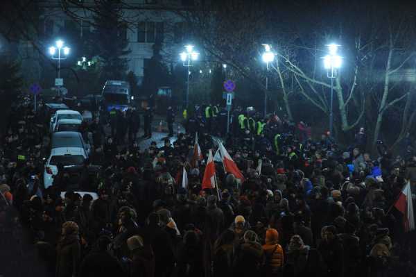 Πολωνία: Διαδηλωτές πολιορκούν το κοινοβούλιο