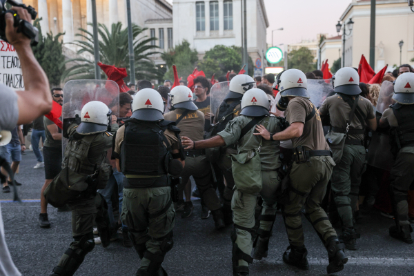 Ένταση στο πανεκπαιδευτικό συλλαλητήριο στα Προπύλαια