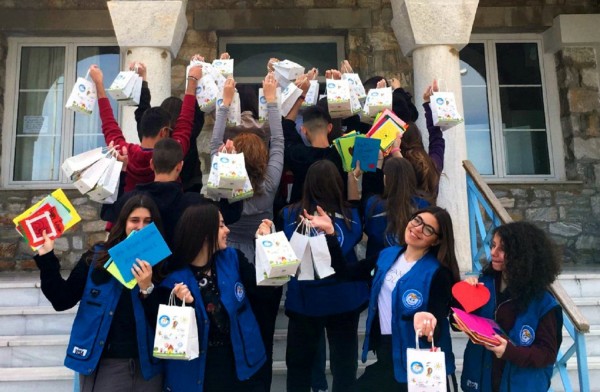 Εθελοντές του &quot;Χαμόγελου του Παιδιού&quot; δίπλα σε παιδιά που νοσηλεύονται