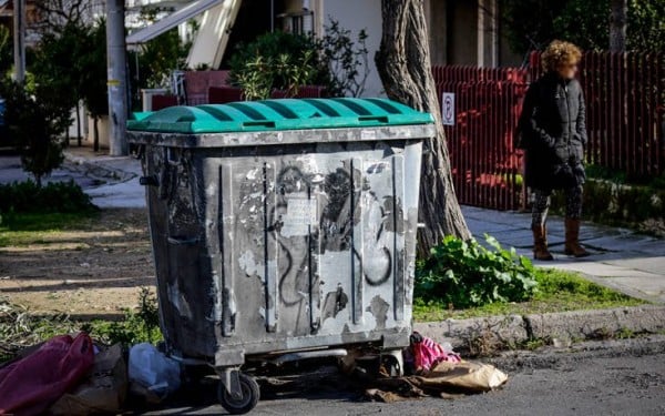 Φιμωμένο με χαρτοπετσέτες ηταν το μωρό που βρέθηκε σε κάδο στην Πετρούπολη