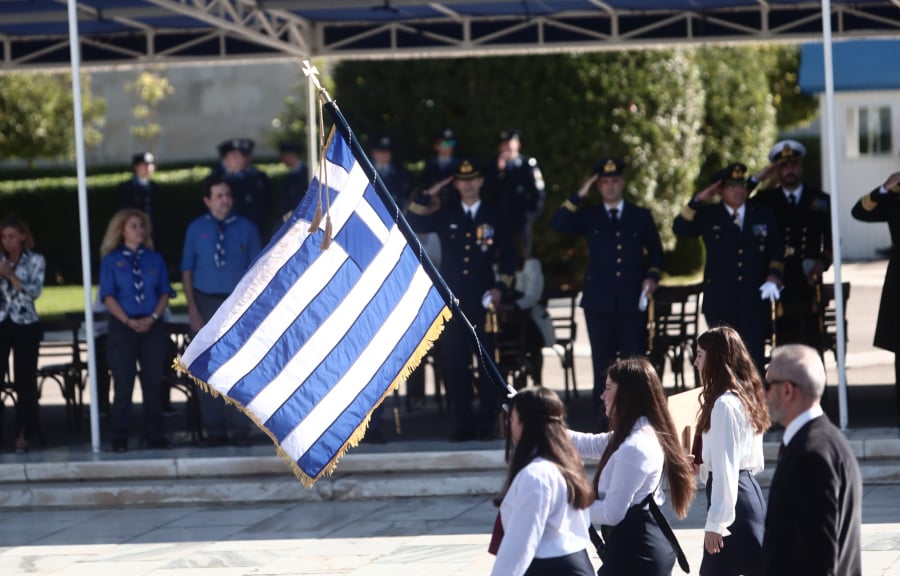 28η Οκτωβρίου: Ποιοι δρόμοι κλείνουν σε Αθήνα και Πειραιά, πώς θα κινηθούν μετρό και τραμ