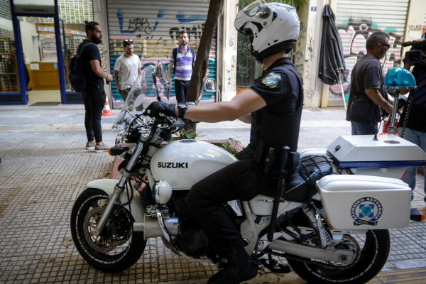 Νέο Ηράκλειο: Ένοπλη ληστεία σε περίπτερο - Ακινητοποίησαν τον υπάλληλο και του άρπαξαν 600 ευρώ (βίντεο)