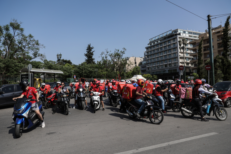 Μεγάλη συγκέντρωση και μοτοπορεία εργαζομένων της efood