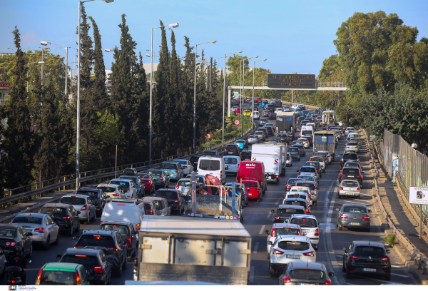 Κίνηση τώρα: «Φρακαρισμένος» ο Κηφισός, ουρές χιλιομέτρων σε Αττική Οδό και στο κέντρο