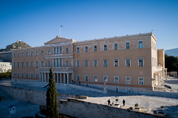 Τηλεφώνημα για βόμβα στη Βουλή - Λήξη συναγερμού