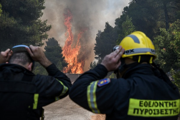 Τροχαίο με πυροσβεστικό όχημα που πήγαινε στη φωτιά στον Ασπρόπυργο - Δύο τραυματίες