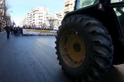 «Νέκρωσαν» τα Τρίκαλα από την απεργία - Κλειστός ο κόμβος Καρδίτσας