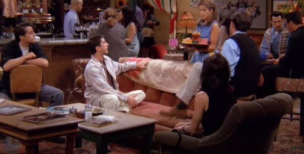 Πωλείται ο πορτοκαλί καναπές του «Central Perk» από τα «Φιλαράκια»