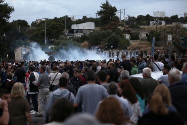 Μενίδι: Χάος με πετροπόλεμο, μολότοφ και χημικά στην πορεία για το θάνατο του 11χρονου