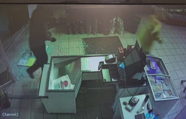 Καρέ καρέ η διάρρηξη σε κρεοπωλείο στο Μενίδι: «Ξήλωσαν» χρηματοκιβώτιο με 16.000 ευρώ μέσα σε δευτερόλεπτα!