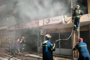 Θεσσαλονίκη: Μεγάλη φωτιά σε συνεργείο αυτοκινήτων (εικόνες)