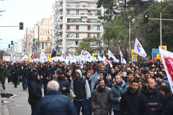 «Το έγκλημα στα Τέμπη δεν θα ξεχαστεί», το μήνυμα χιλιάδων διαδηλωτών σε όλη τη χώρα