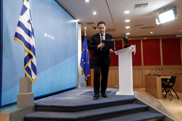 Πέτσας: Αύριο στις 6 μ.μ. το διάγγελμα Μητσοτάκη, πώς θα ανοίξουν καφέ, μπαρ, εστιατόρια, κομμωτήρια