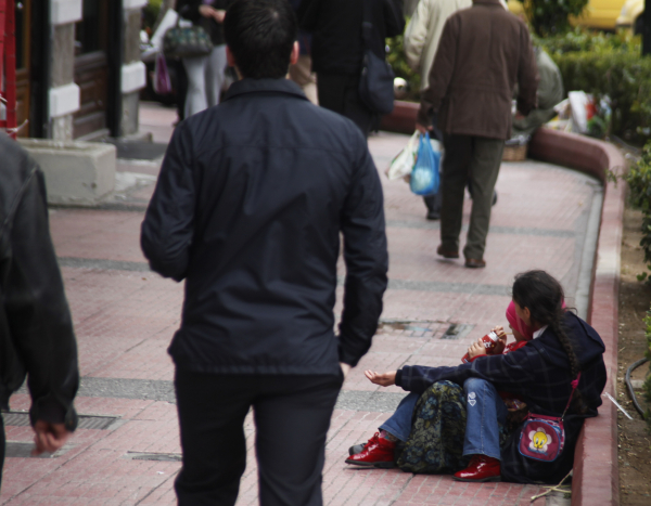 Θεσσαλονίκη: Ανάγκαζαν 34χρονη έγκυο να ζητιανεύει, 51 αποπειράθηκε να τη βιάσει