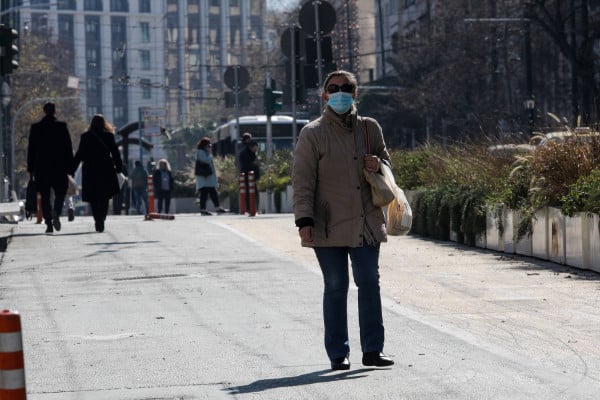 Βατόπουλος: «Σε σημεία συνωστισμού οπωσδήποτε χρήσιμη η διπλή μάσκα»