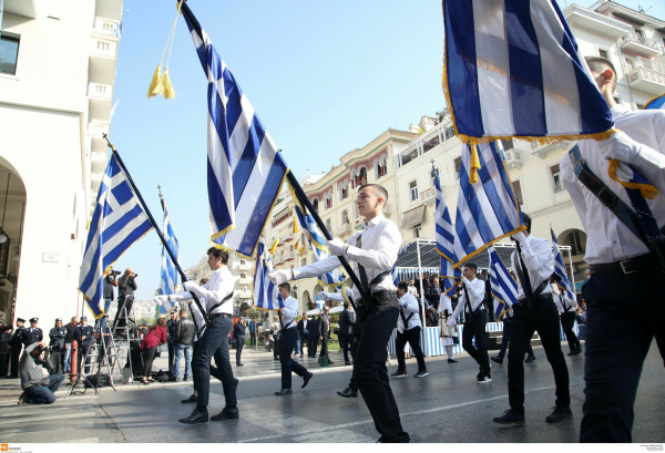 Πρόταση για παρελάσεις: Με πιστοποιητικό εμβολιασμού και rapid test, ποιοι δεν πρέπει να συμμετέχουν