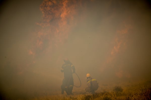 Τρίπολη: Πυροσβεστικές δυνάμεις αντιμετωπίζουν φωτιές που πέρασαν από Μεσσηνία και Ηλεία